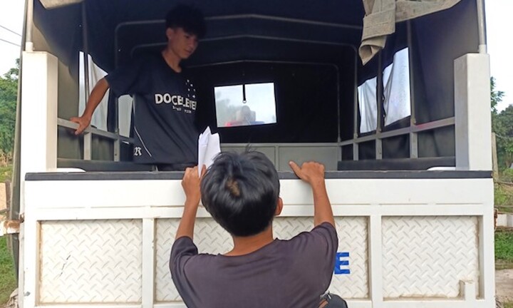 Công an vào tận nhà đón hai thí sinh ngủ quên đến điểm thi