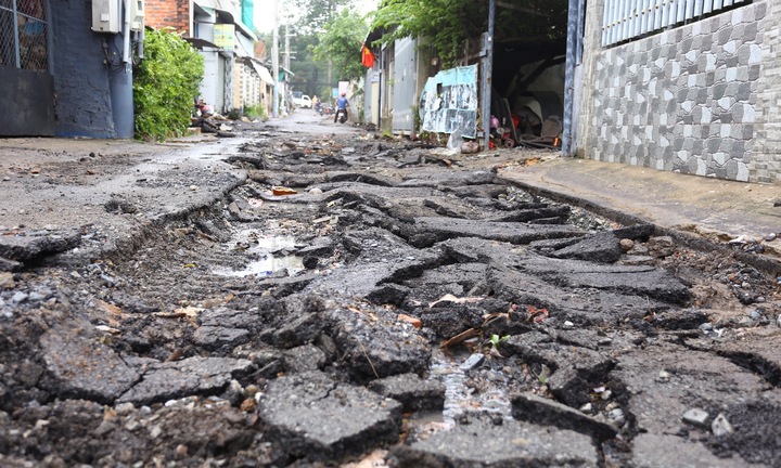 Tường đổ sập, đường nát như tương sau mưa lớn ở Đồng Nai