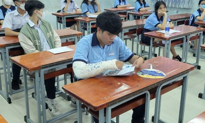Thi lớp 10 ở TP.HCM: 8 thí sinh có người viết bài hộ
