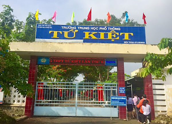 Nữ sinh quên giấy tờ thi, Thiếu tá công an vội vã chở về lấy