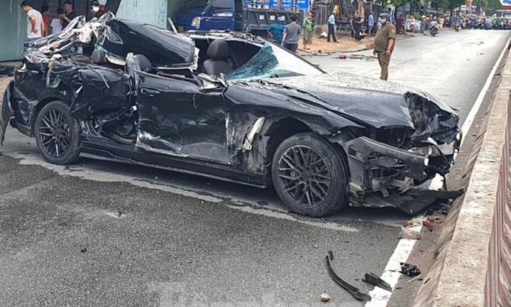 Kinh hoàng ô tô ‘điên’ tông hàng loạt phương tiện rồi lăn nhiều vòng trên đường