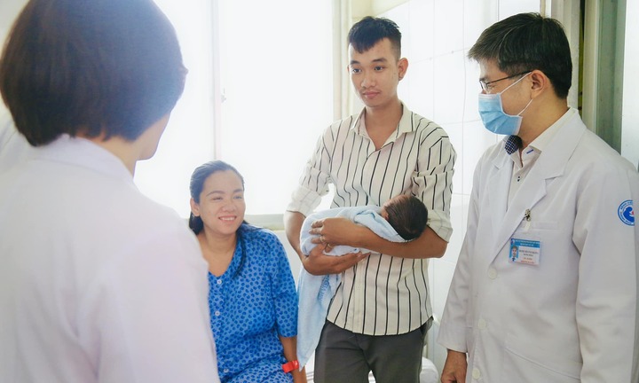 Sản phụ phải mổ 2 lần ở 2 bệnh viện mới 'đón được con'