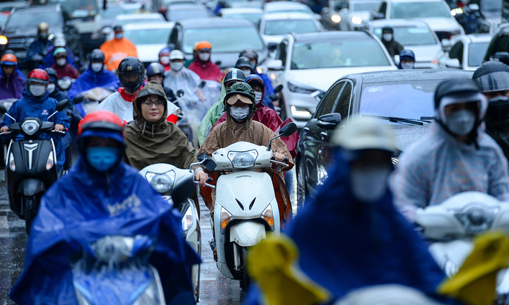 Hà Nội đón 'mưa vàng' giải nhiệt, nhiều nơi nguy cơ ngập úng