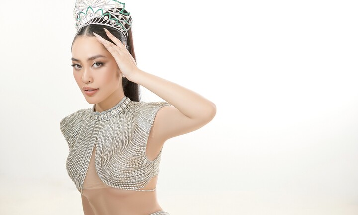 Hoa hậu Nông Thúy Hằng tung bằng tốt nghiệp, 'dẹp' tin đồn không được ra trường