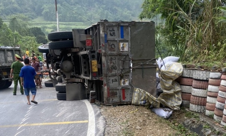 Lật xe tải khiến 3 người thương vong ở Cao Bằng