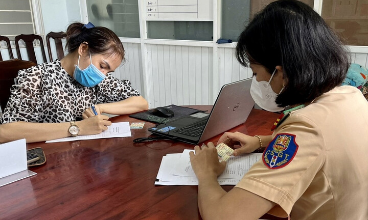 Nữ tài xế lái xe đi ngược chiều trên quốc lộ bị phạt 5 triệu, tước GPLX 3 tháng