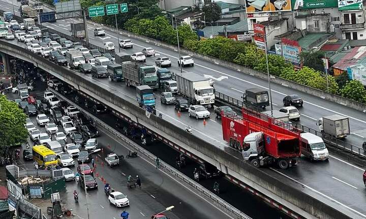 Hà Nội: Xe đầu kéo húc đổ lan can Vành đai 3, tảng bê tông rơi xuống đường