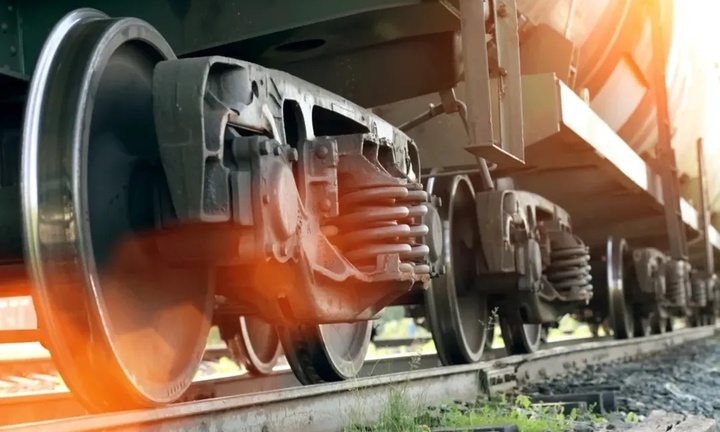 Tại sao bánh xe lửa bằng kim loại còn bánh xe khác bằng cao su?