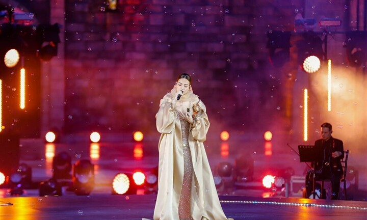 Hồ Ngọc Hà gây ấn tượng mạnh với sân khấu đẳng cấp trên đỉnh Bà Nà