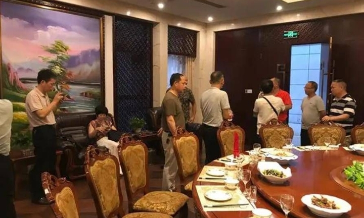 Hẹn hò dẫn theo 23 người nhà đi để ăn chùa, cô gái gặp quả đắng