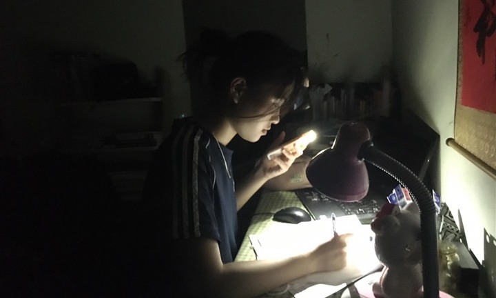 Tránh nóng 'mùa mất điện', học sinh ôn thi bên chậu nước đá, đốt nhang muỗi 