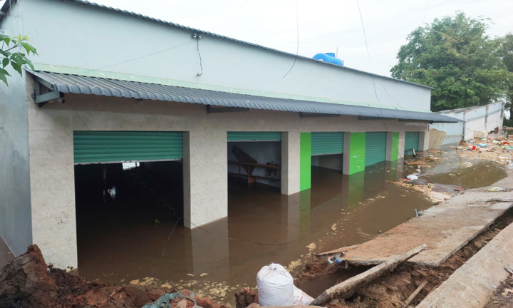 Sạt lở trong đêm, 5 căn nhà ở Long An bị sụt lún 