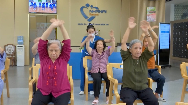 Lớp học bán trú cho người cao tuổi ở Hà Nội