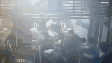 Thang cuốn đột ngột đảo chiều, hành khách ngã dúi dụi