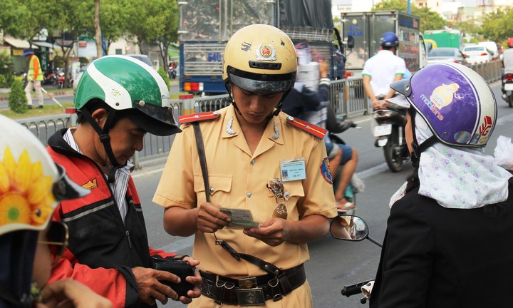 Quên không mang giấy tờ xe bị phạt bao nhiêu tiền? 