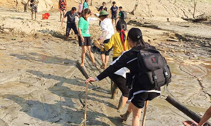 Người dân chật vật lội bùn giữa lòng hồ thủy điện lớn nhất Nghệ An