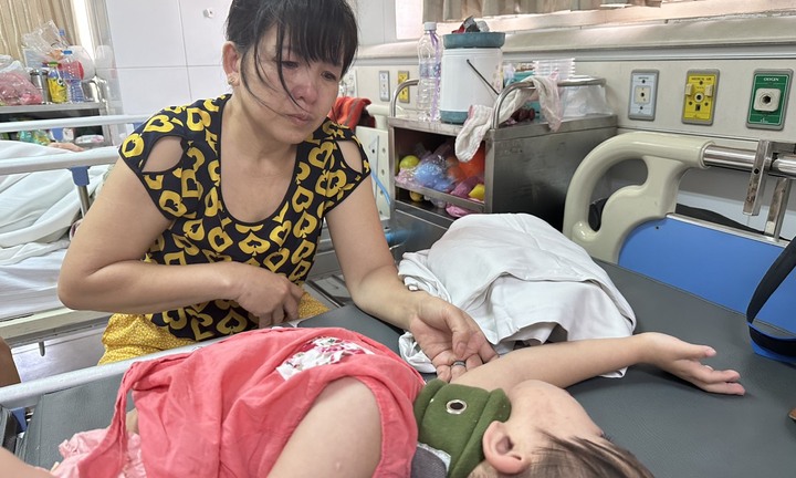 Con 7 tuổi mắc bệnh Down ngã gãy xương cổ, mẹ khóc xin ra viện vì không có tiền 
