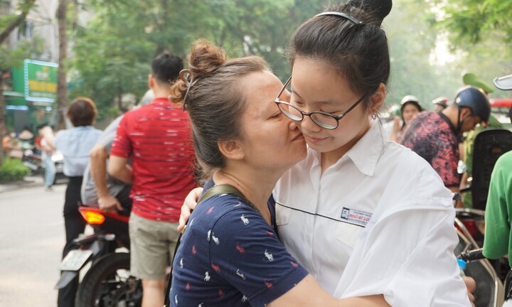 Phụ huynh ôm hôn, truyền động lực cho con thi lớp 10 