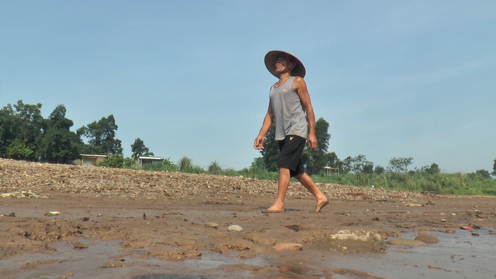 Hạ lưu hồ thủy điện Hòa Bình cạn trơ đáy, người dân có thể đi bộ qua sông Đà