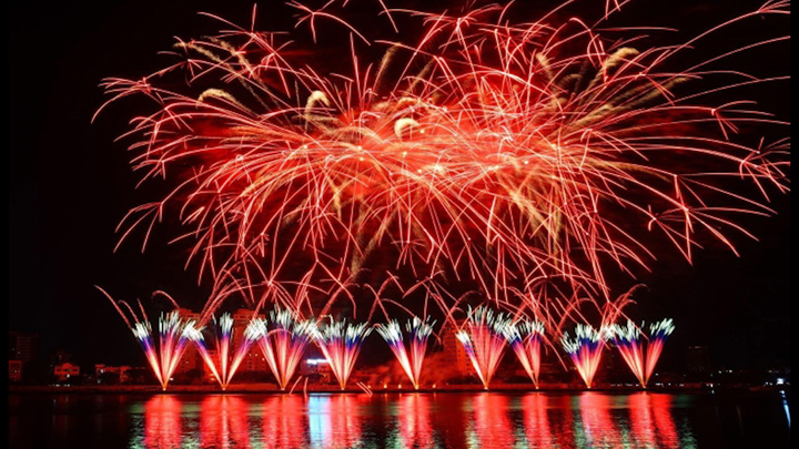 Mãn nhãn màn trình diễn pháo hoa 'Tình yêu không biên giới' 
