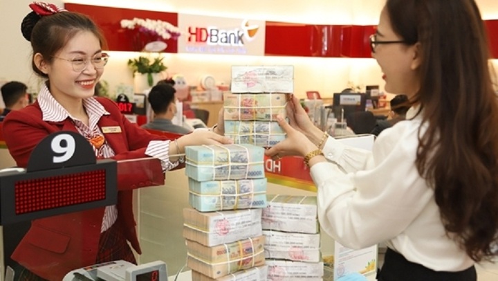 Lãi suất giảm nhanh, tiền nhàn rỗi vẫn 'rủ nhau' chảy vào ngân hàng