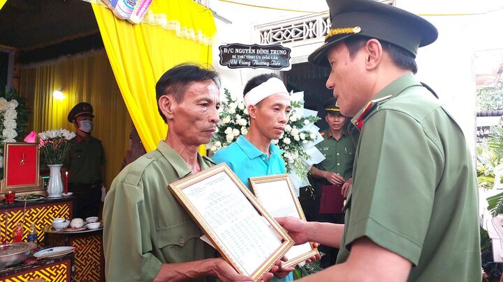 Thứ trưởng Bộ Công an thăm hỏi gia đình nạn nhân vụ nổ súng ở Đắk Lắk