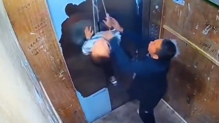 Dây buộc dê kẹt ở cửa thang máy, bé trai bị treo lơ lửng