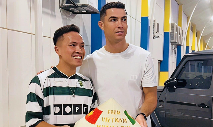 Ronaldo nhận món quà đặc biệt từ CĐV Việt Nam