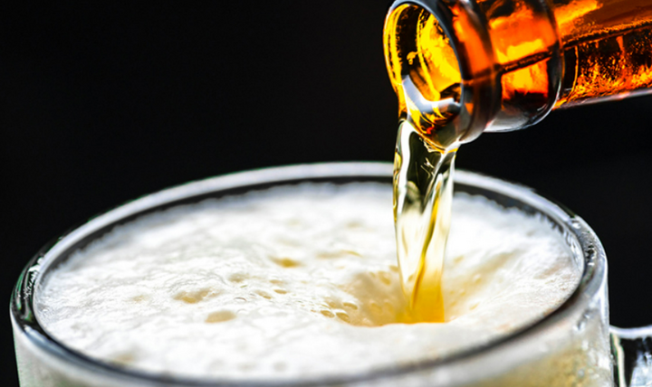 Rót bia có bọt hay không có bọt là ngon nhất?