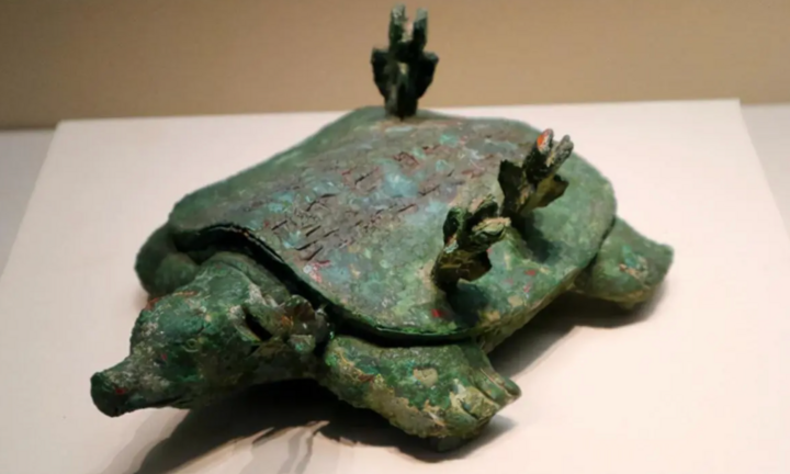 Lão nông câu cá vớt được 'rùa lạ', không ngờ là bảo vật hơn 3.000 năm