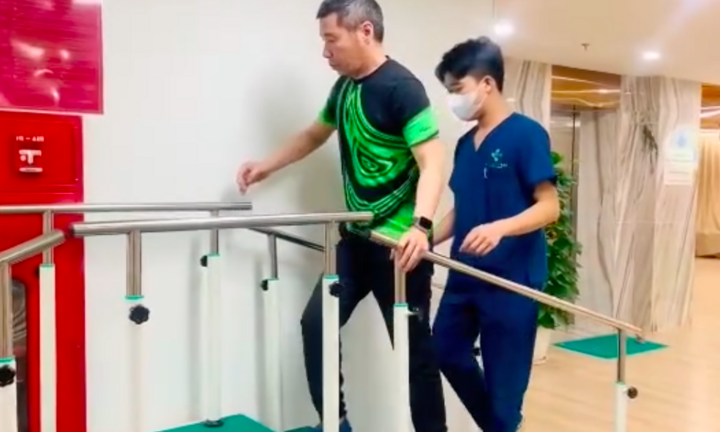 Clip NSND Công Lý run rẩy tập đi khiến khán giả xúc động