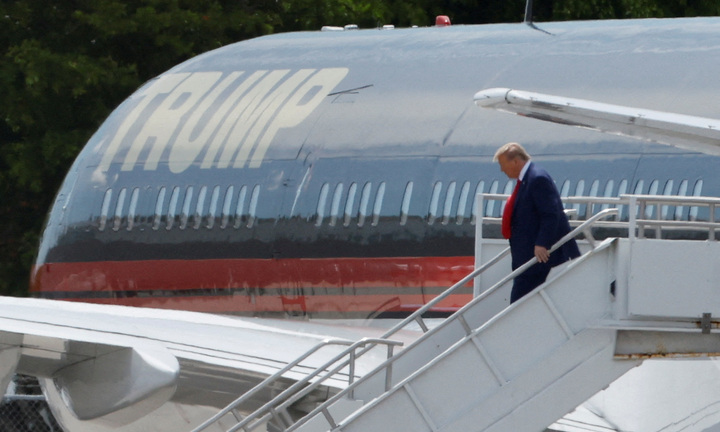 Cựu Tổng thống Donald Trump tới Flordia đối mặt với các tội danh hình sự