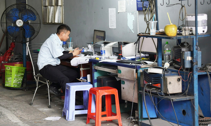 Hết cảnh ùn tắc, đăng kiểm viên ngồi chờ xe tới kiểm định