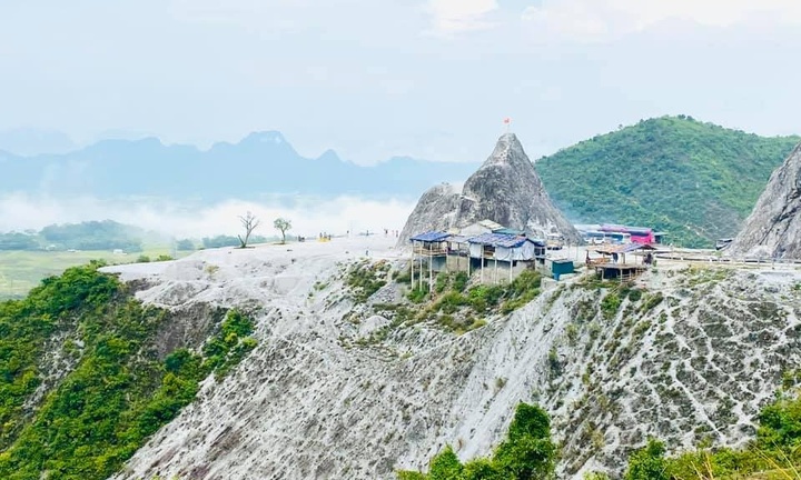 Đèo Đá Trắng - cung đường 'tuyết phủ' huyền ảo giữa lòng Tây Bắc