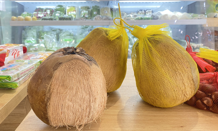 Hơn 200.000 đồng/quả dừa độc lạ, khách vẫn nườm nượp mua