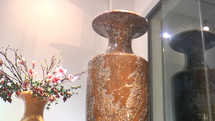 Cận cảnh cặp lục bình bằng đá Onyx cao 3m ở Bắc Ninh