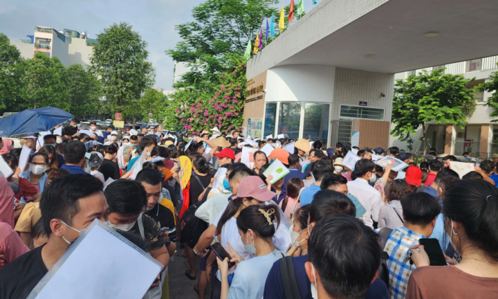 Phụ huynh xếp hàng giành suất vào lớp 1: Sẽ điều chỉnh phương thức tuyển sinh