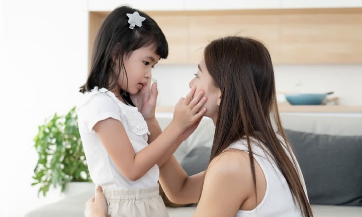 Cách cha mẹ có thể dạy con biết nhận lỗi và xin lỗi