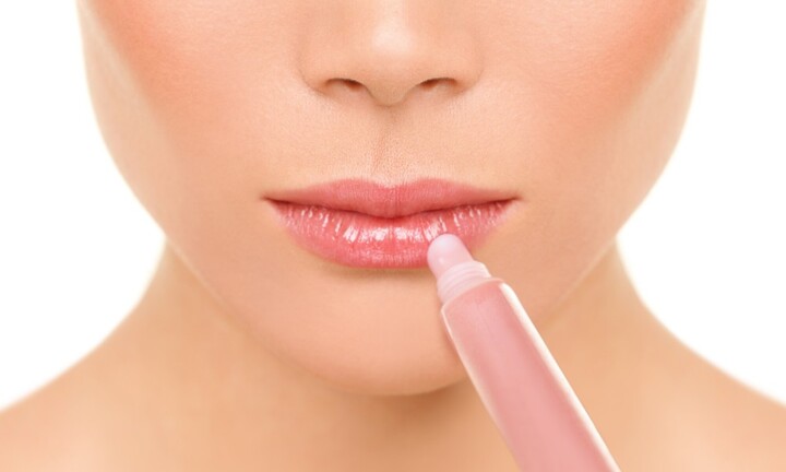Có nên dùng son dưỡng có màu vào ban đêm?