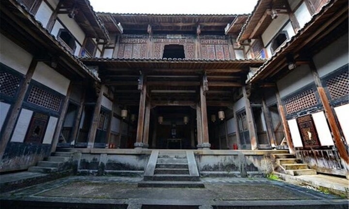 Ngôi nhà cổ xây dựng hơn 100 năm trên đầm lầy nhưng không hề bị sụt lún