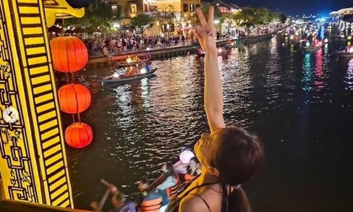 Thái Y Lâm diện áo dài, tắm biển ở Hội An