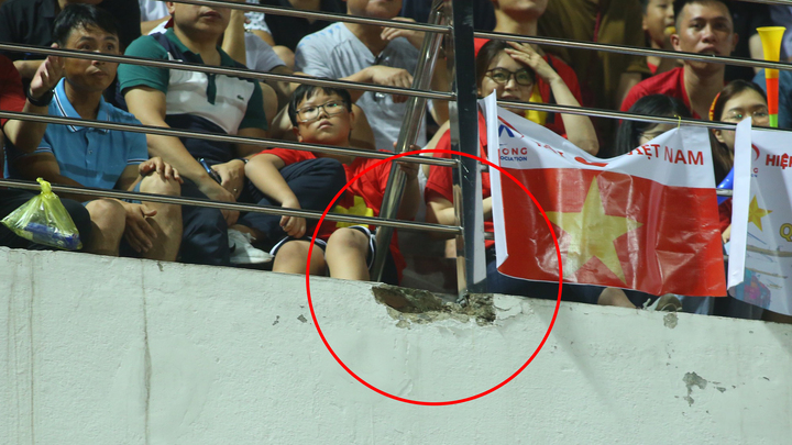 Mảnh bê tông rơi trúng CĐV trên sân Lạch Tray giữa trận đấu của tuyển Việt Nam