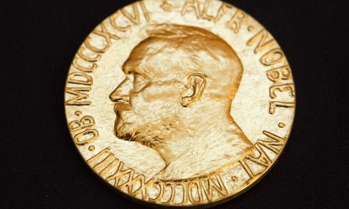 Ly kỳ câu chuyện hòa tan huy chương vàng Nobel để qua mặt Đức Quốc xã
