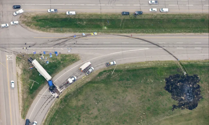 Va chạm xe tải nghiêm trọng trên cao tốc ở Canada, 15 người thiệt mạng