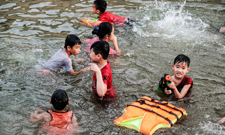 Đoạn mương dài gần 10km trở thành nơi giải nhiệt cho trẻ em Hà Nội