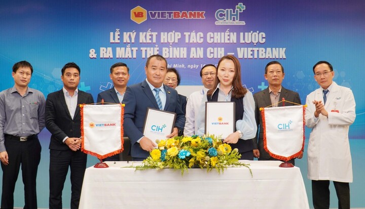 Vietbank hợp tác chiến lược với CIH và ra mắt thẻ Bình An CIH - Vietbank