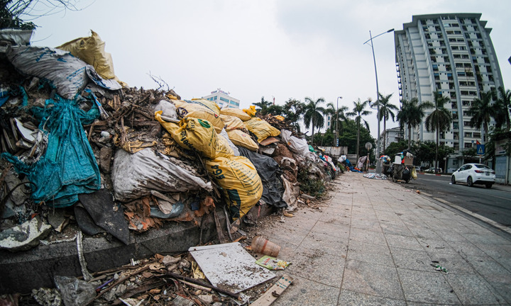 Hà Nội: Vỉa hè công viên Mai Dịch ngập rác thải, bị chiếm dụng làm bãi đỗ xe