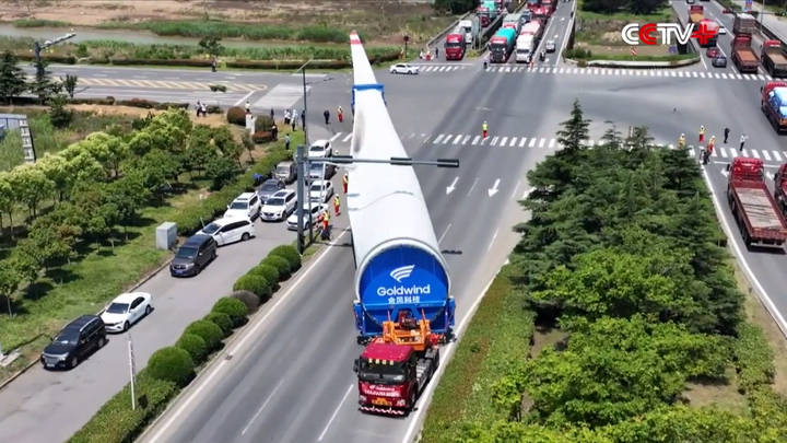 Cánh turbine gió khổng lồ vận chuyển trên đường bộ thế nào?