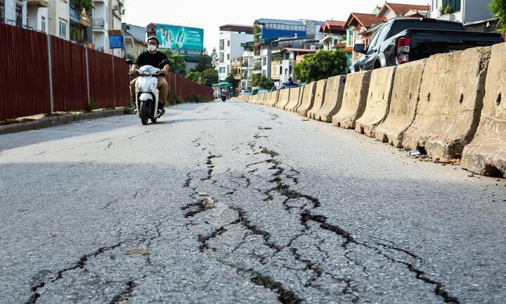 Mặt đường Âu Cơ nứt toác, người dân Hà Nội khổ sở khi đi lại