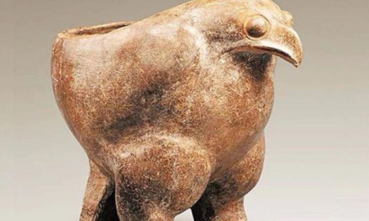 Ông lão nhặt được hũ gốm, mang về 'làm chậu cho gà ăn', ai ngờ là bảo vật vô giá